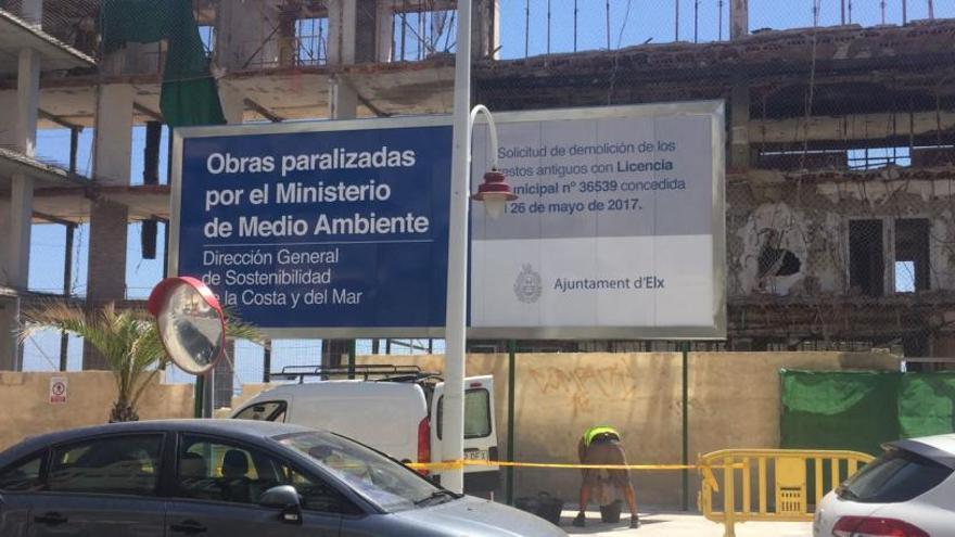 Carteles municipales que apuntan a Costas por la situación del hotel de Arenales de Elche