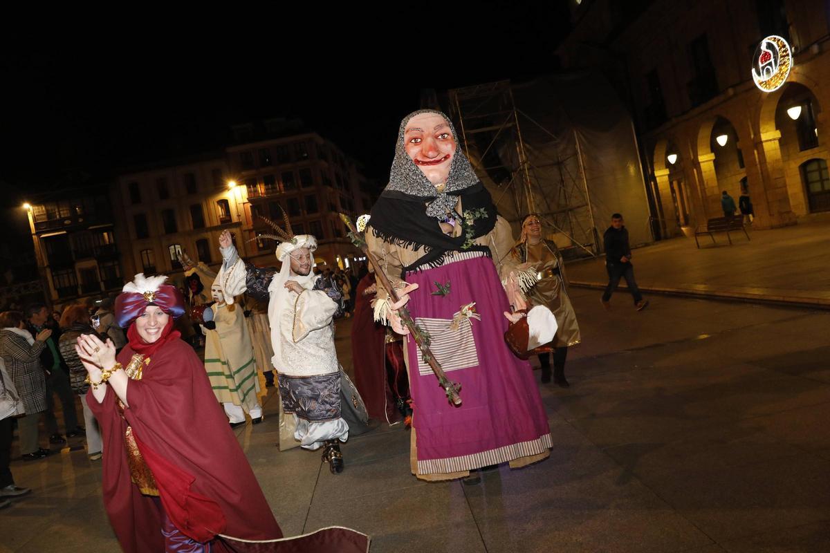 EN IMÁGENES: Las Comadres de Avilés sacan la fiesta a la calle
