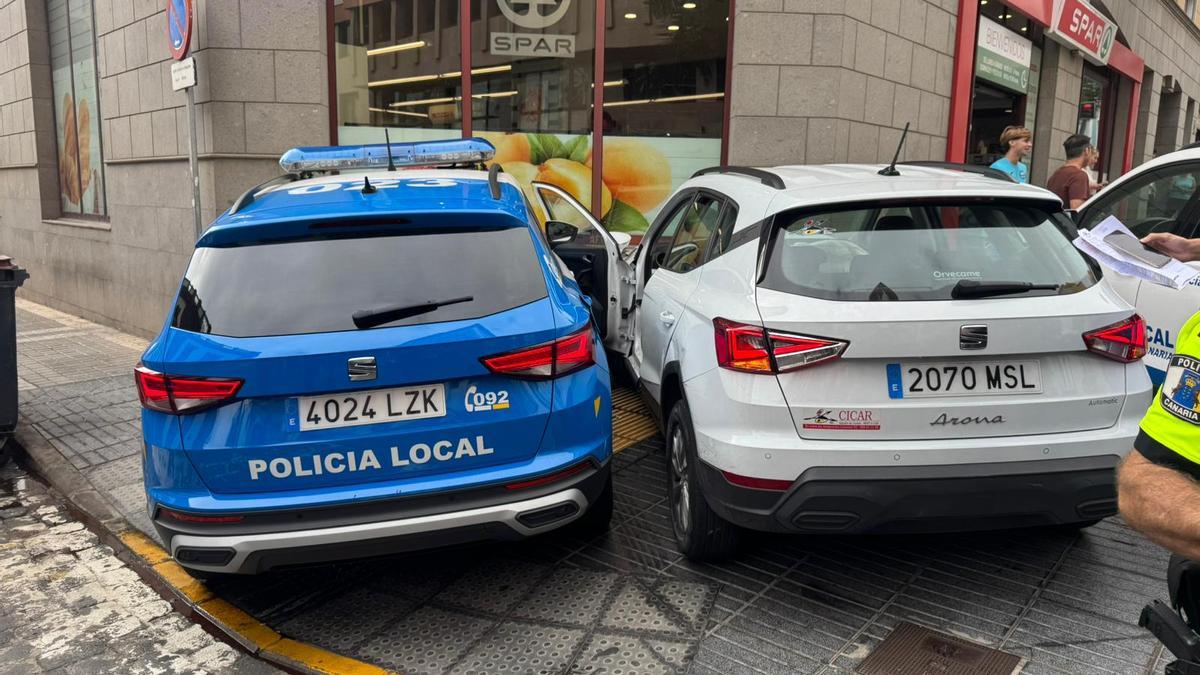 El coche Seat de color blanco interceptado por la Policía Local tras chocar contra un supermercado.