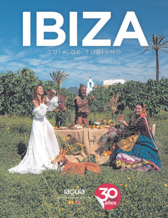 Portada de La Guía de Ibiza que ilustra con una magnífica imagen el mundo hippie, las tradiciones, el folklore, la moda y el glamour de la isla.
