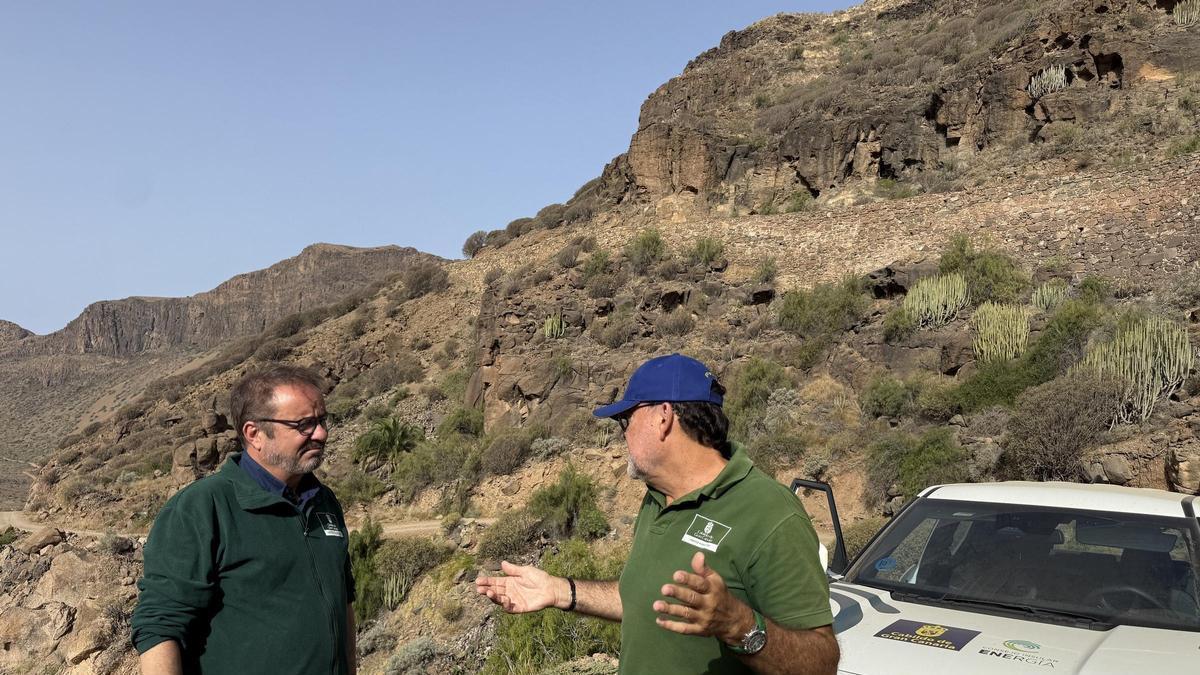 Raúl García Brink y Orlando Artemi durante la visita a las pistas forestales de la isla.