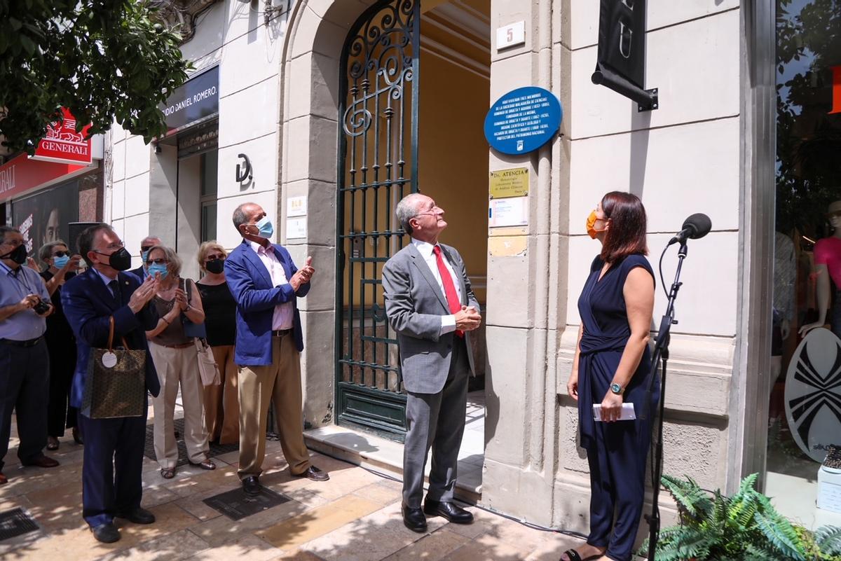 Inauguración este verano de una placa en recuerdo de la familia Orueta en su casa de la Cortina del Muelle.