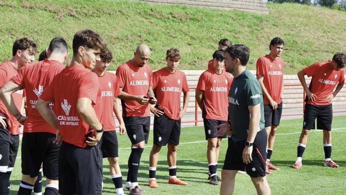 Nicolás Larcamón, entrenador del Sporting, junto a la plantilla en el entrenamiento de ayer en Mareo.