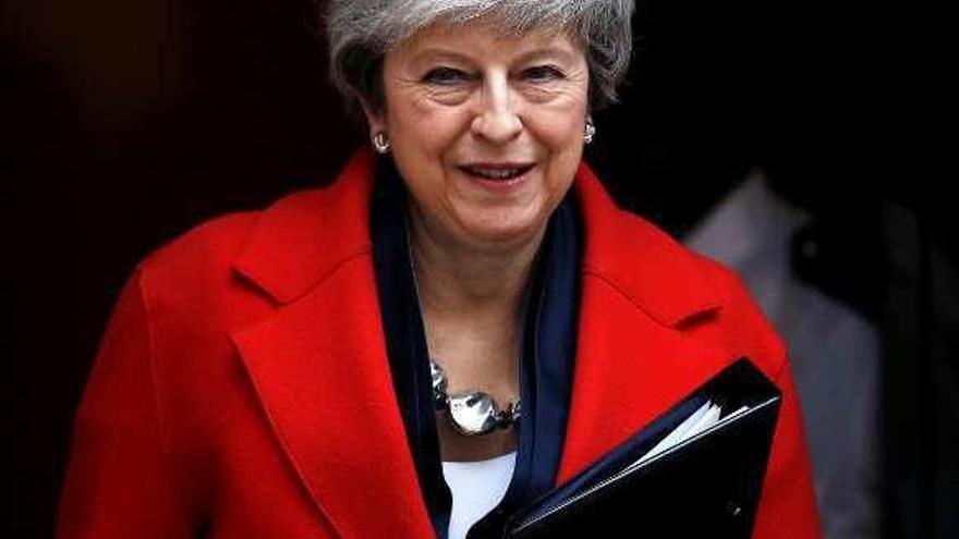 May, ayer, a su salida de Downing Street rumbo al Parlamento. // Reuters