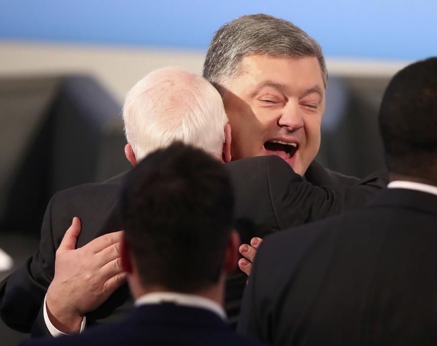 El prsidente de Ucrania Petro Poroshenko abraza al senador estadounidense John McCain en la 53º Conferencia de Seguridad en Múnich.