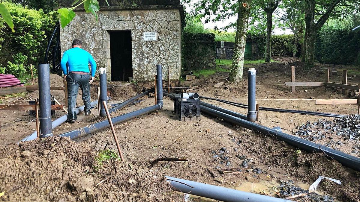 Obras, en una parcela próxima al centro de salud y el cuartel de Forcarei.