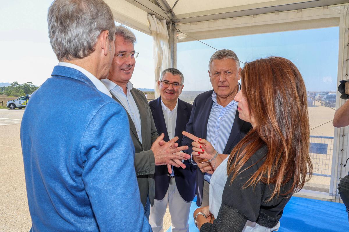 El presidente comarcal y los alcaldes de Sanxenxo y O Grove en una visita de Rueda y la conselleira.