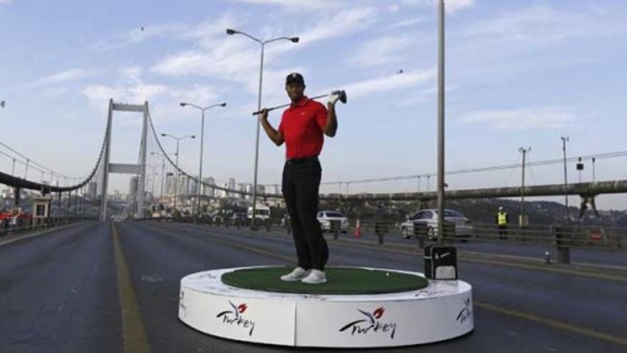 Tiger Woods une Asia y Europa con un golpe