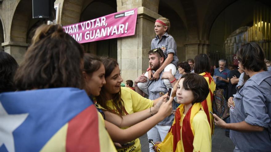 La plaça Major de Manresa s&#039;omple de gom a gom per reclamar que es faci efectiva la República