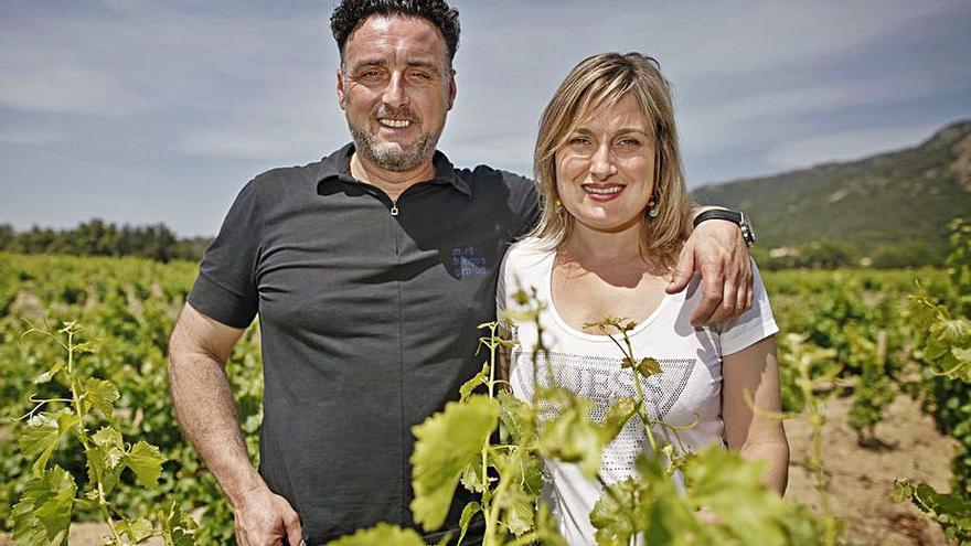 Jaume Serra i Sílvia Vilà a les vinyes del celler