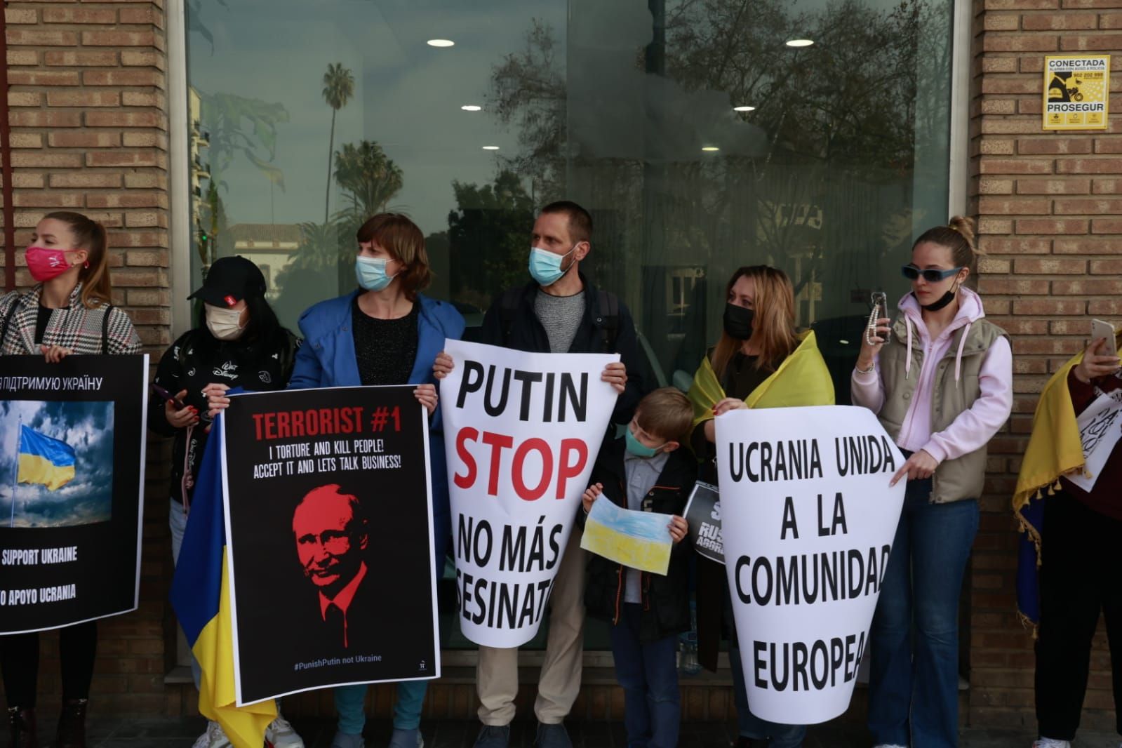 Protestas frente al consulado ruso en València por el ataque a Ucrania