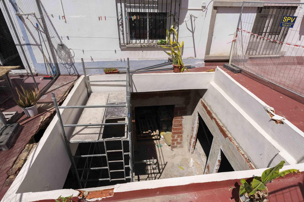 Detalle de las obras en la terraza comunitaria, que los vecinos consideran ilegales.