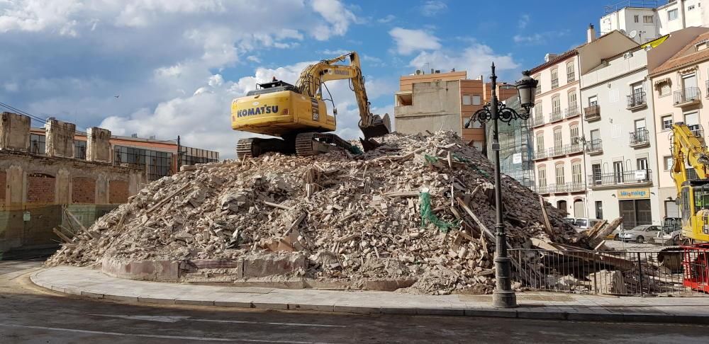 Un monte de escombros, en la parcela en la que se levantaba La Mundial.