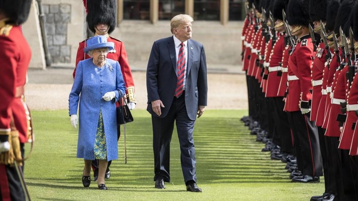 Donald Trump y la reina Isabel II en su paseo frente a la Guardia de Honor.