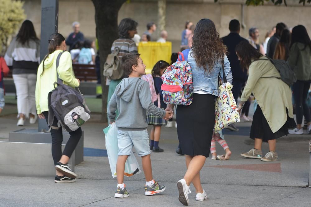 Los alumnos de Infantil, Primaria y Educación Especial comienzan hoy un nuevo curso. En A Coruña, son casi 20.000 niños los que acudirán hoy a clase para reencontrarse con sus compañeros.