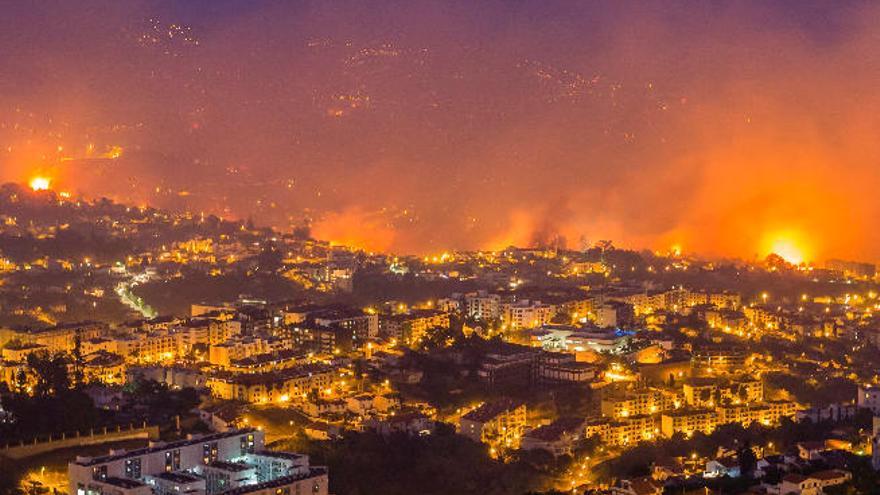 Las llamas rodean la capital de la isla de Madeira, Funchal, que dejaron ya tres muertos y mil evacuados.