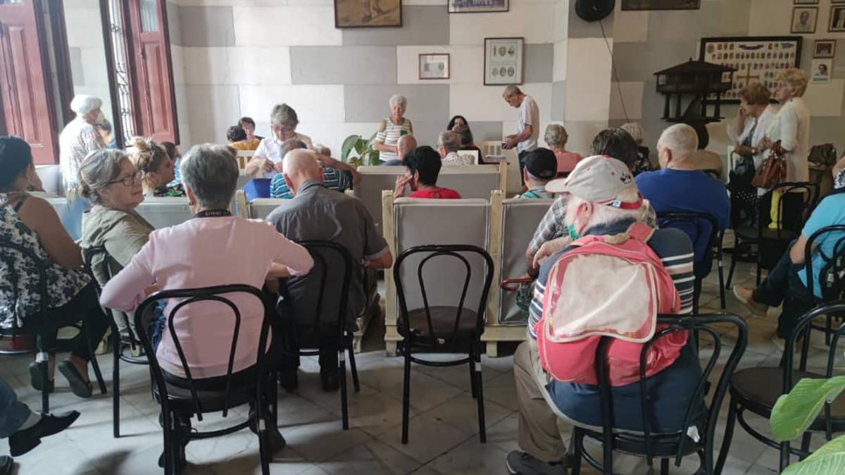 Las trabajadoras sociales del Principado, en uno de sus encuentros con integrantes de la colectividad asturiana en Cuba.
