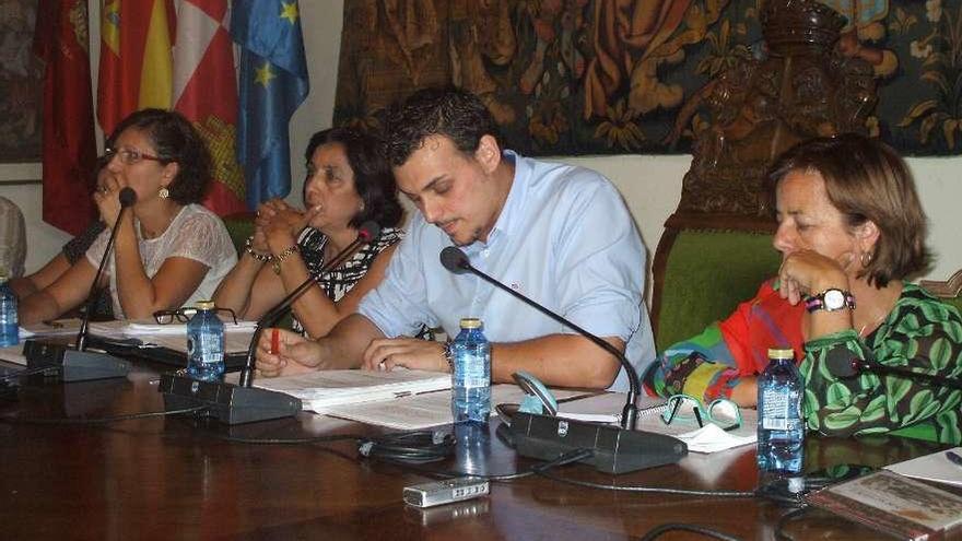 Miembros del equipo de Gobierno socialista, durante un pleno del Ayuntamiento.