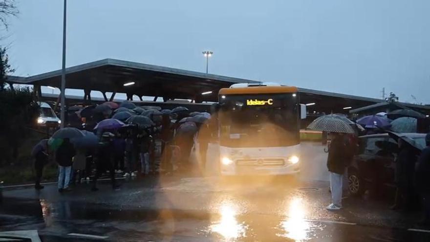 Nueva huelga de buses en Santiago sin los servicios mínimos al completo: "Llego una hora tarde a trabajar"