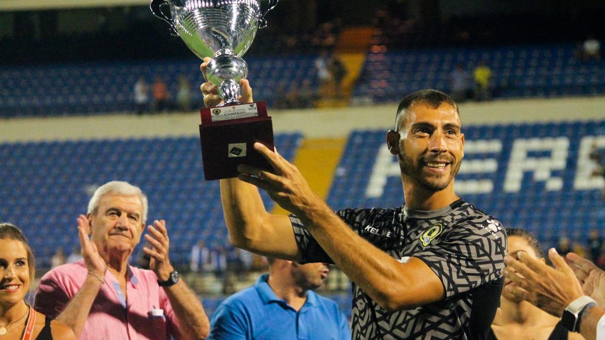 Samuel levanta el último trofeo Ciudad de Alicante disputado hasta la fecha, en 2019.