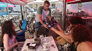 A cuestas con la novela: un joven navarro vende así su libro por Asturias