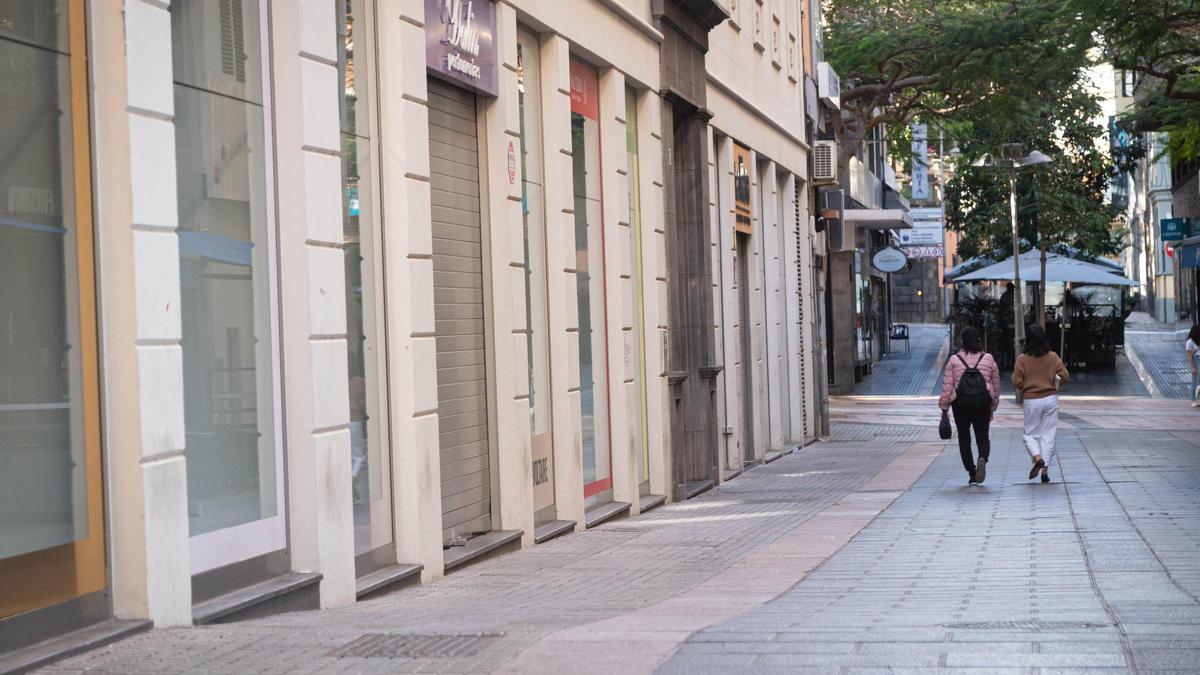 Calles desiertas el pasado domingo 30 de marzo en el centro de Santa Cruz de Tenerife.