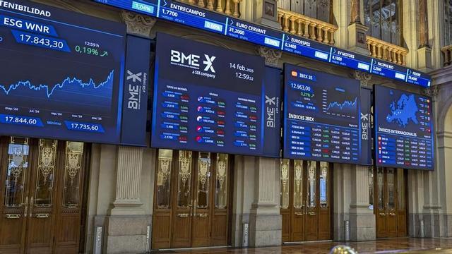 Paneles del Ibex 35 en el Palacio de la Bolsa, en Madrid.