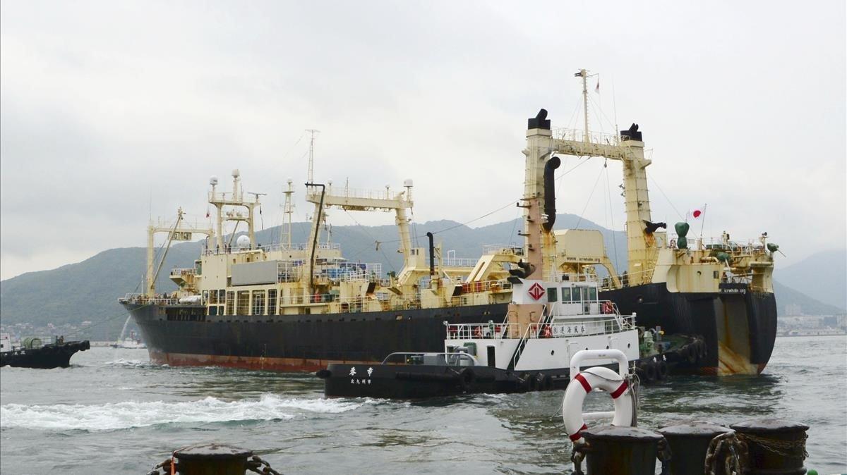 zentauroepp48882743 whaling boat nisshinmaru leaves a port in shimonoseki  yamag190701082728