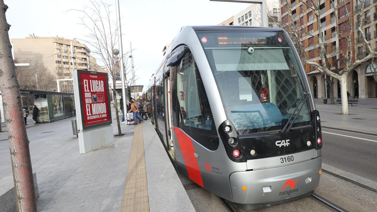 Parada del tranvía en la plaza Aragón.