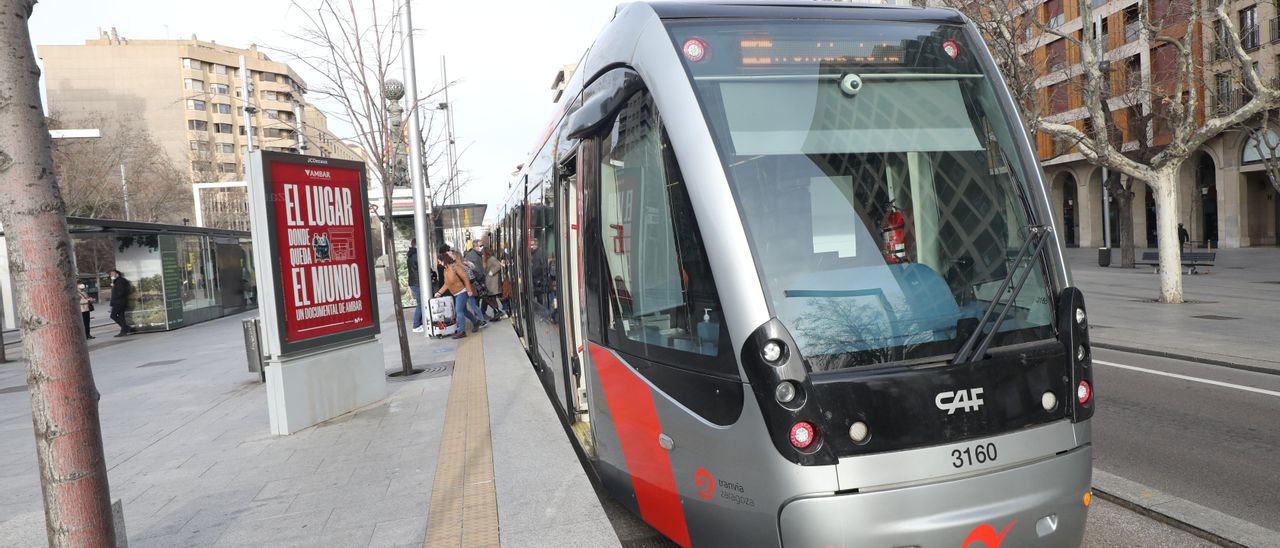 Parada del tranvía en la plaza Aragón.