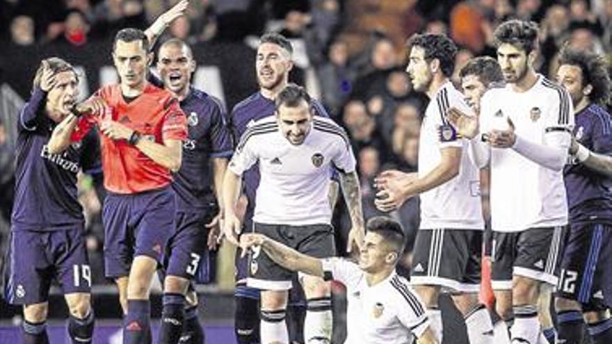 El Madrid pincha en Valencia y agota el crédito de Benítez