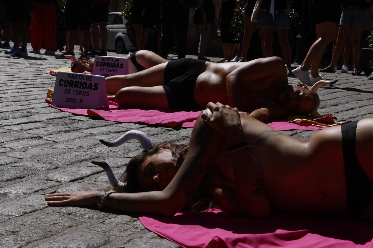 Miembros de las organizaciones por la defensa de los animales AnimaNaturalis y CAS International participan este domingo una protesta contra las corridas de toros en la Plaza de Cort de Palma de Mallorca. Miembros de las organizaciones por la defensa de los animales AnimaNaturalis y CAS International participan este domingo una protesta contra las corridas de toros en la Plaza de Cort de Palma de Mallorca.