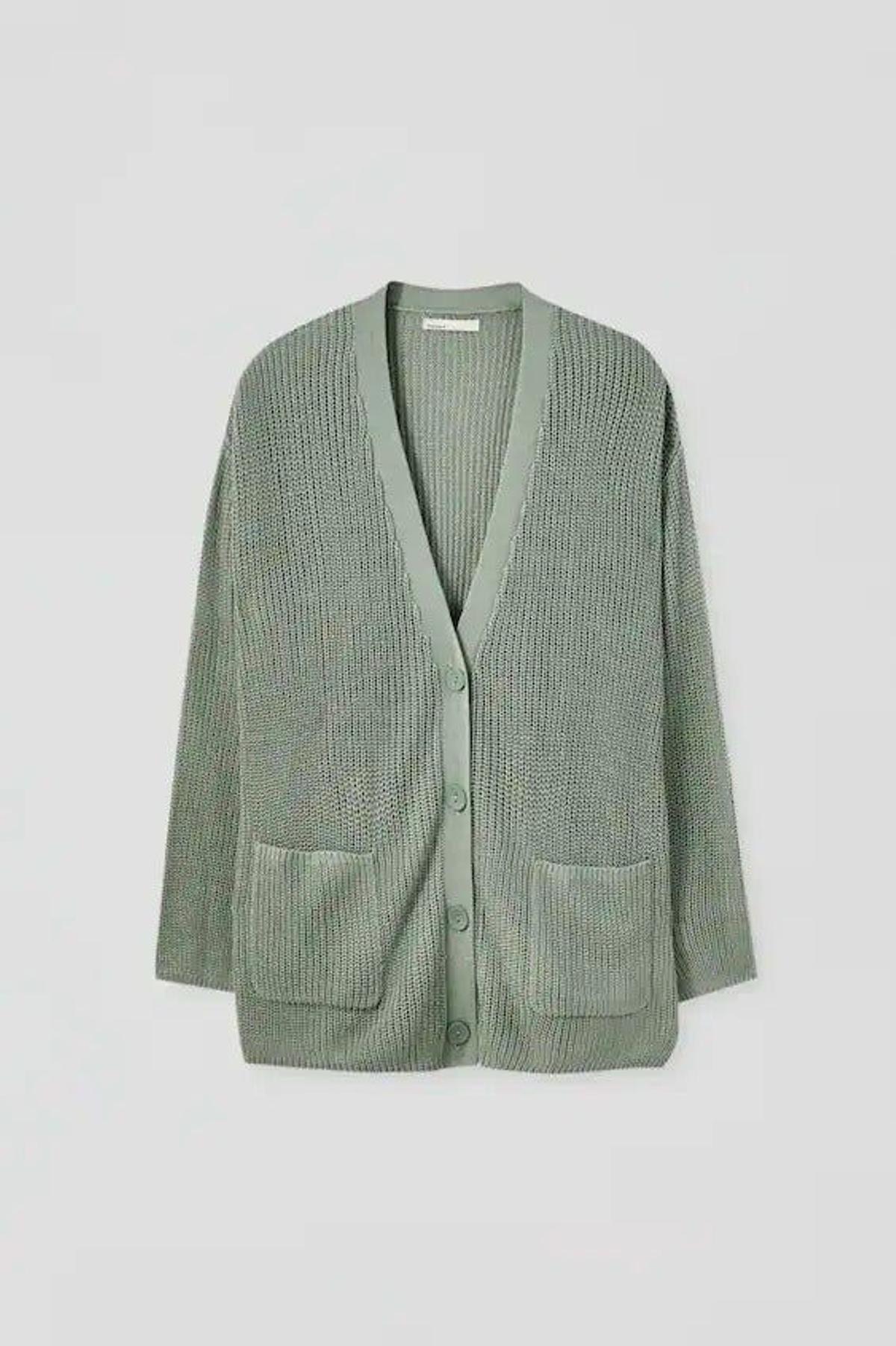 Chaqueta de punto oversize con aberturas, de Pull &amp; Bear (11,99 euros)