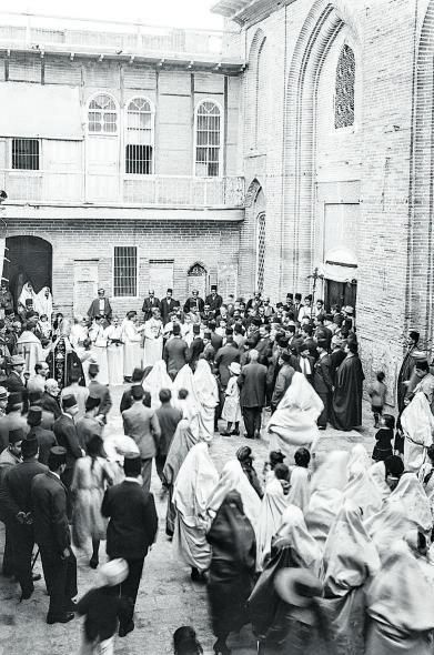 Processó de diumenge de Rams a Bagdad, l’any 1922; l’acte és força concorregut i dona testimoni de la presència de comunitats cristianes al Pròxim Orient convivint amb els qui professaven altres credos religiosos. 
