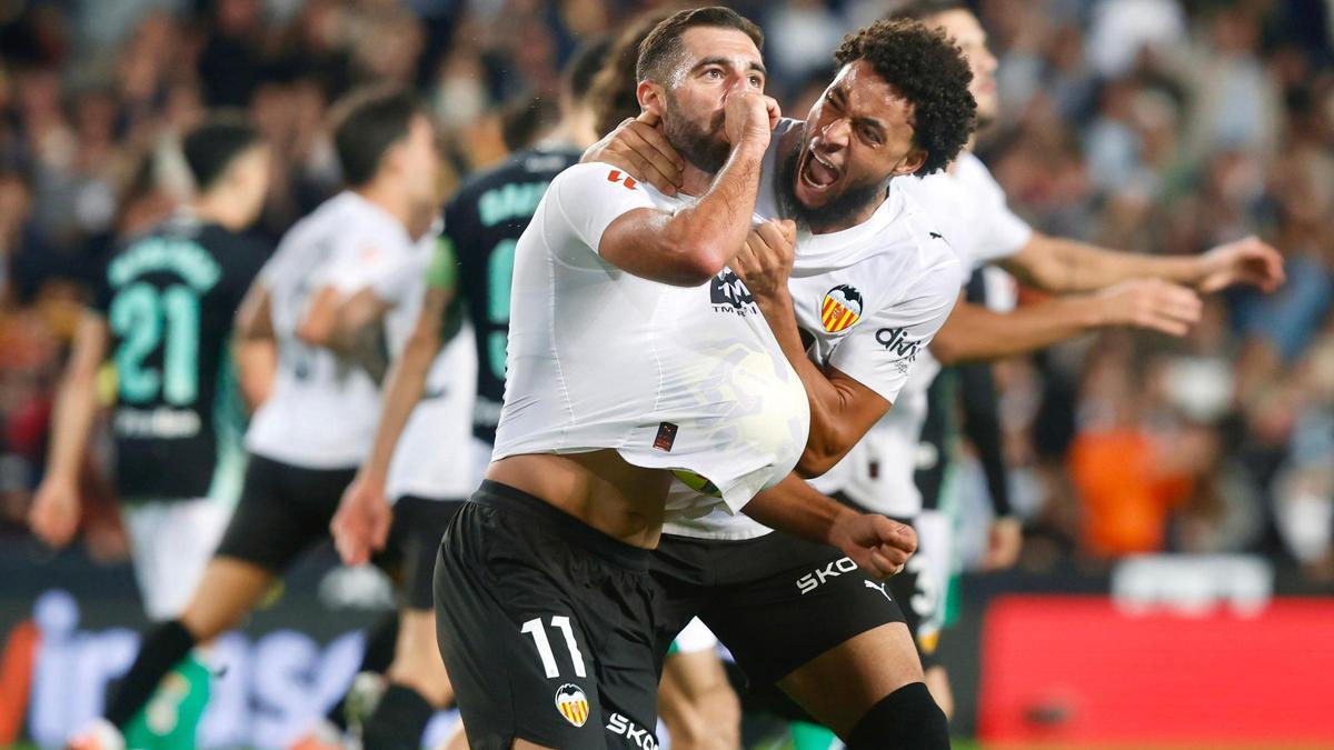Luis Rioja celebra el gol del empate final junto a Arnaut Danjuma