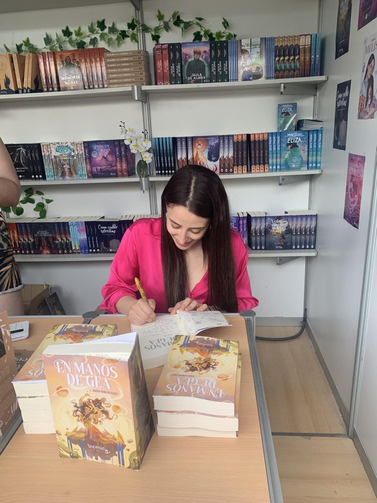 María Romero Pérez presenta su nuevo libro “En manos de Gea” en Benidorm