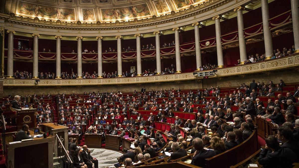 nuevo código de vestimenta de los diputados en francia