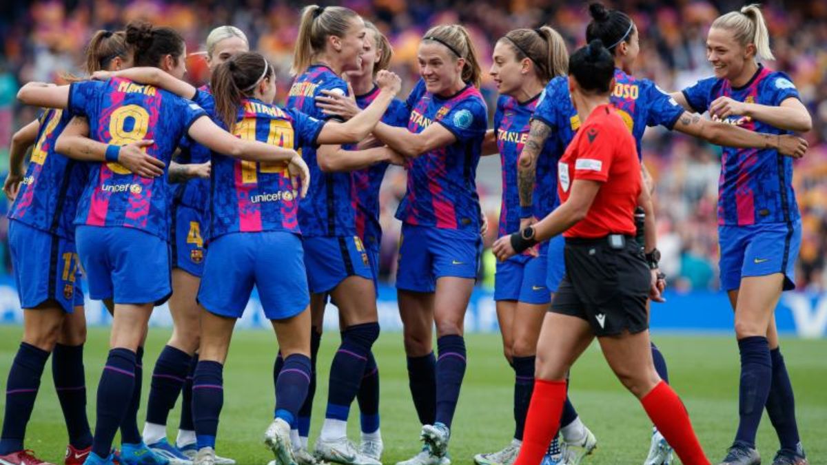 Duelo de Champions entre el FC Barcelona femenino y el Wolfsburg en el Camp Nou.