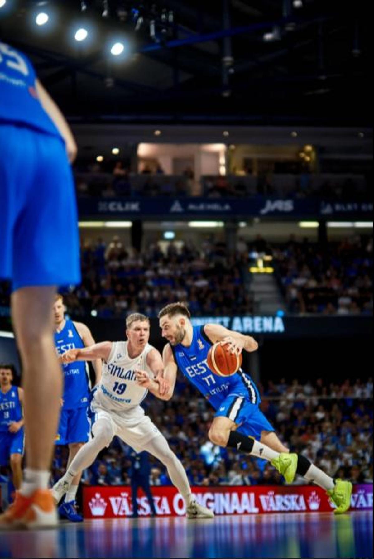 Elias Valtonen, en una acción defensiva en el Estonia-Finlandia de clasificación para el Mundial.