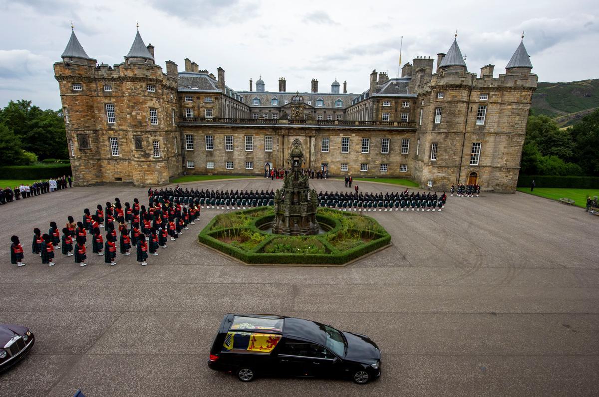 El coche fúnebre que lleva el ataúd de la Reina Isabel II llega al Palacio de Holyroodhouse, donde pasará la noche y luego será trasladada a la Catedral de St Giles, en Edimburgo , Escocia, Gran Bretaña, el 11 de septiembre de 2022.