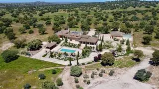 Las fincas que adquieren las grandes fortunas en Cáceres: privacidad y casa de invitados