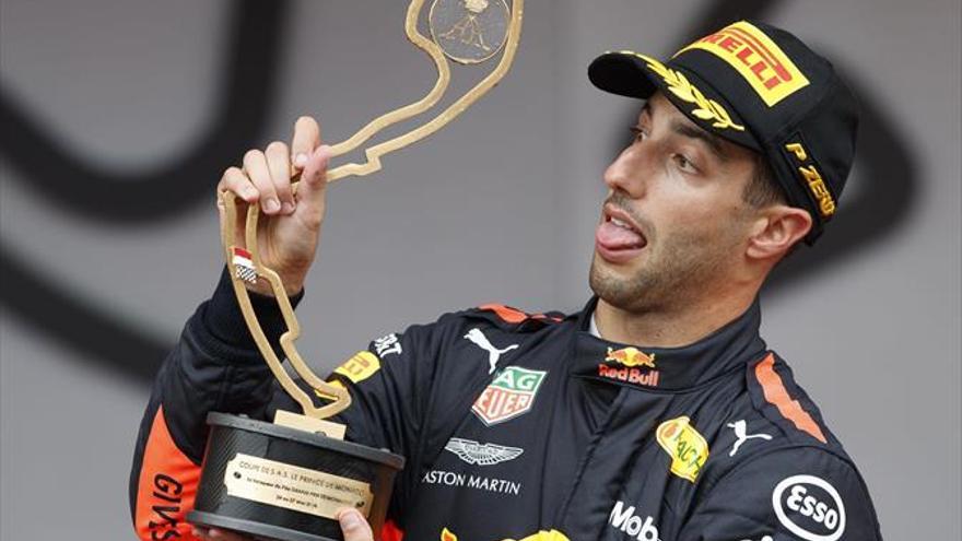 Ricciardo reina en Mónaco y somete a Vettel y Hamilton pese a una avería