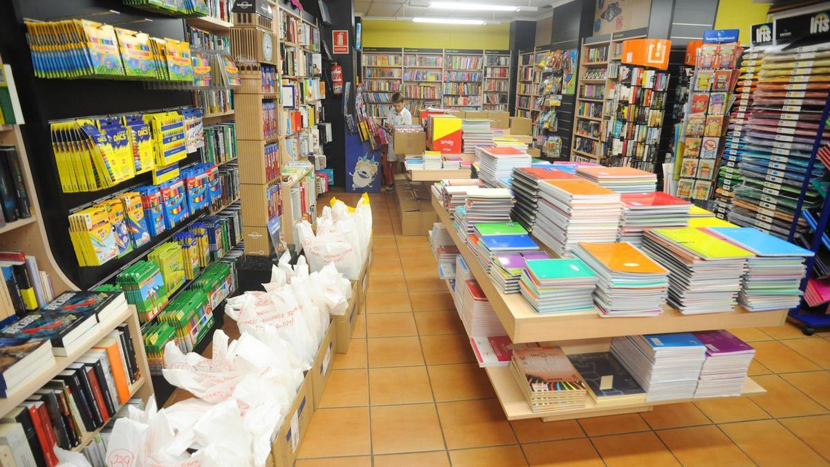 Venta de libros y material escolar en un establecimiento gallego.