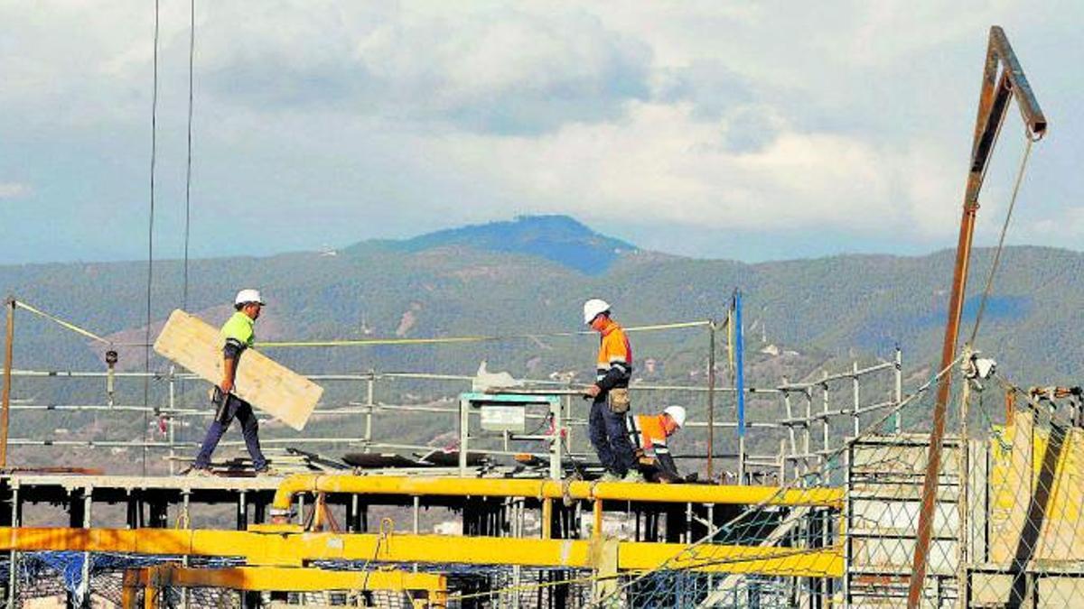 Obras de construcción de viviendas en Málaga. | ÁLEX ZEA