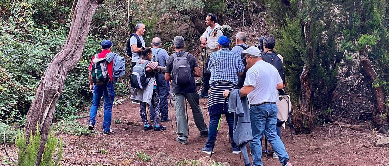 Encuentro entre vecinos de los núcleos de Pedro Álvarez y El Batán con el monte como fondo.