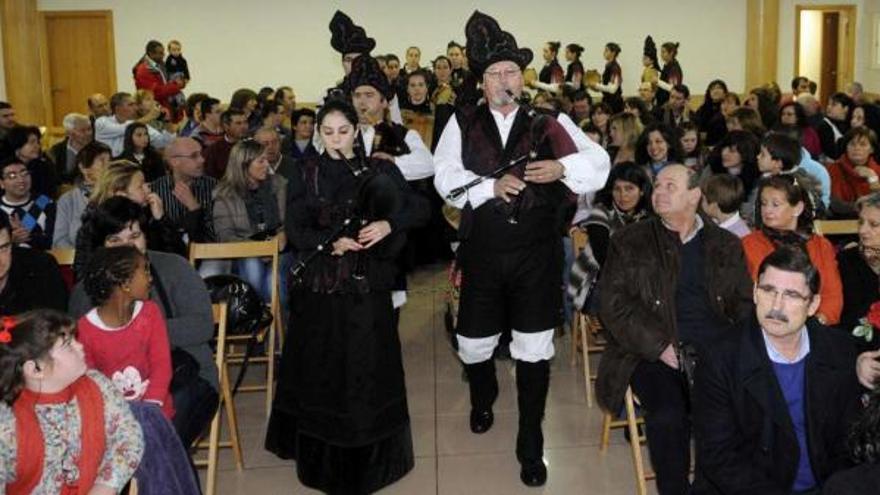 El grupo folclórico Vides Novas hace su entrada en el salón al inicio del festival.  // Noé Parga