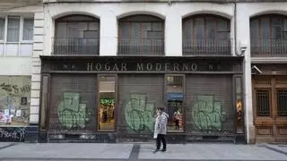 Los comercios protegidos de Zaragoza se pierden entre el abandono y el poco respeto estético