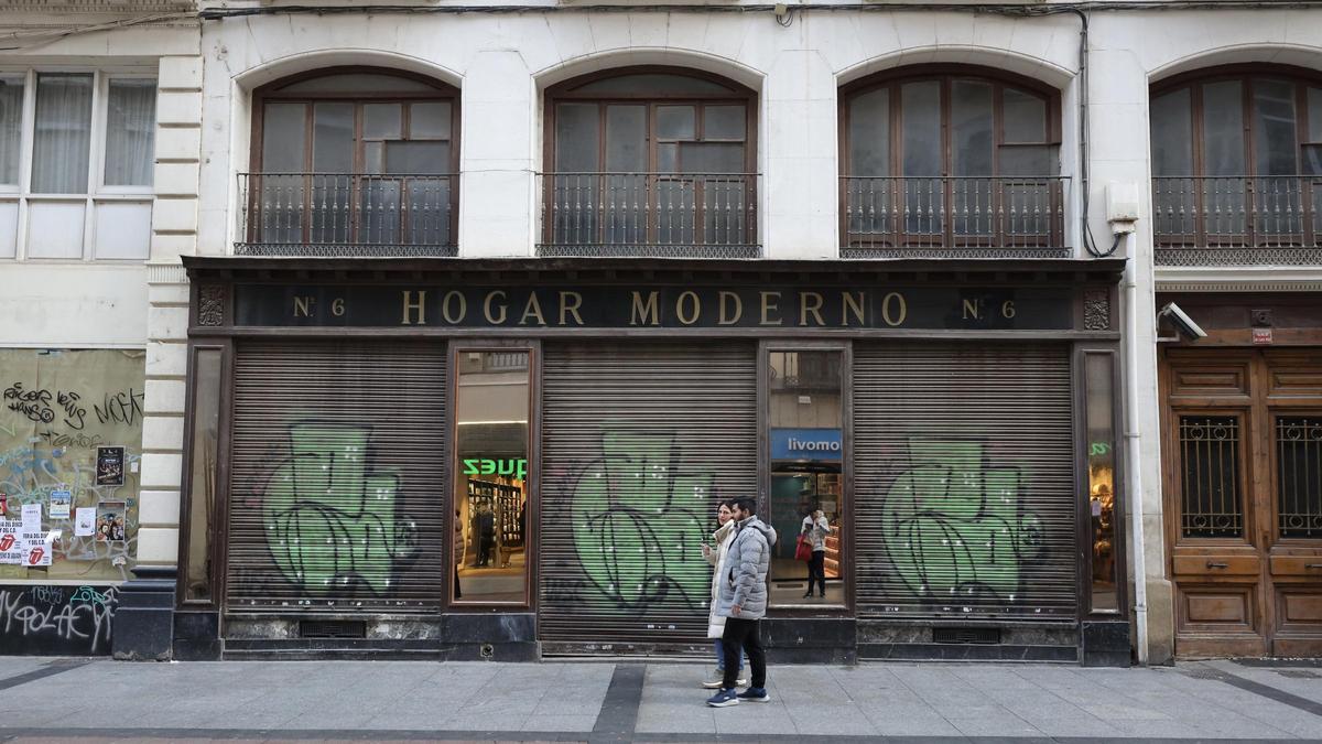 La tienda Hogar Moderno, en la calle Alfonso, está protegida y cerrada desde hace años.