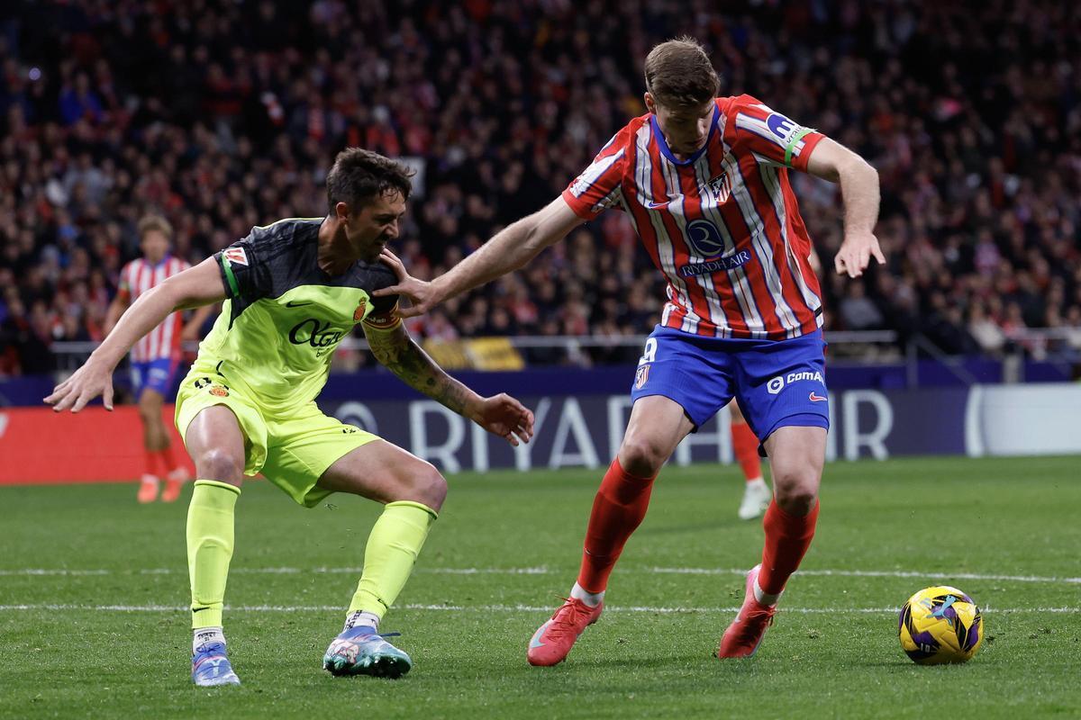 Raíllo trata de robarle el balón a Sorloth en el partido de la temporada pasada en el Metropolitano.