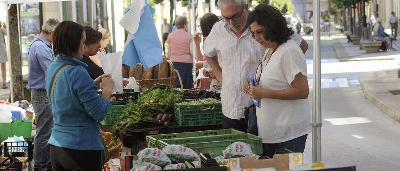 Puestos de venta en el último mercado sabatino lalinense del pasado día 12. // Bernabé/Javier Lalín